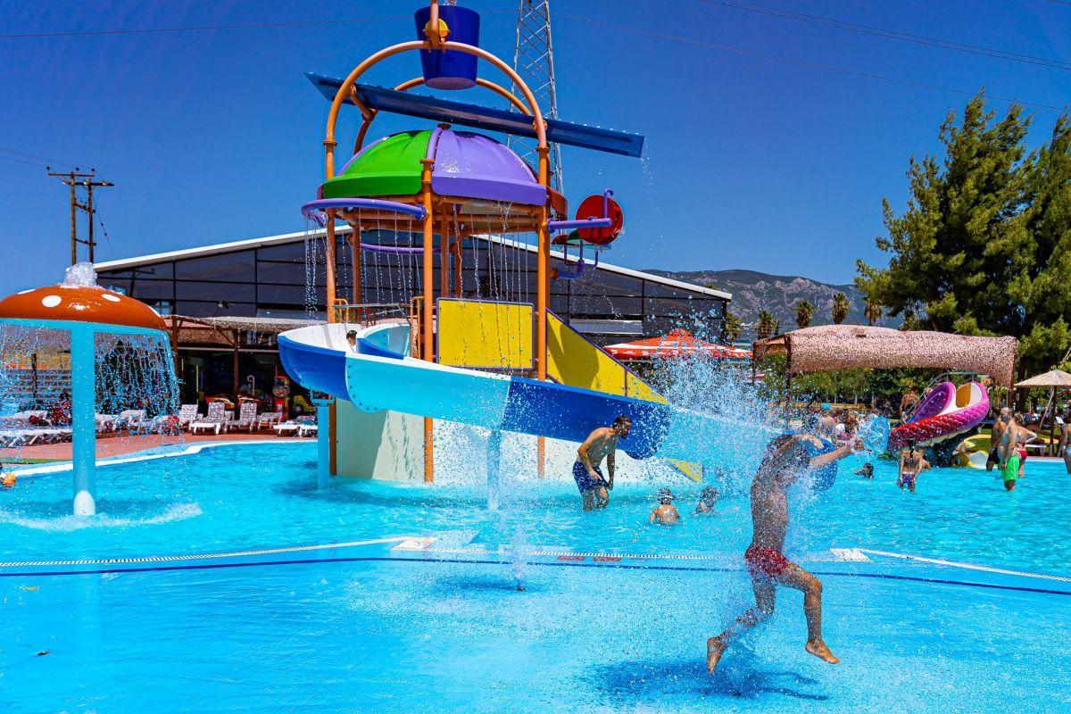 Splash Water Park: Ο απόλυτος καλοκαιρινός προορισμός που θα λατρέψουν μικροί και μεγάλοι - Μόλις 40 λεπτά από την Αθήνα