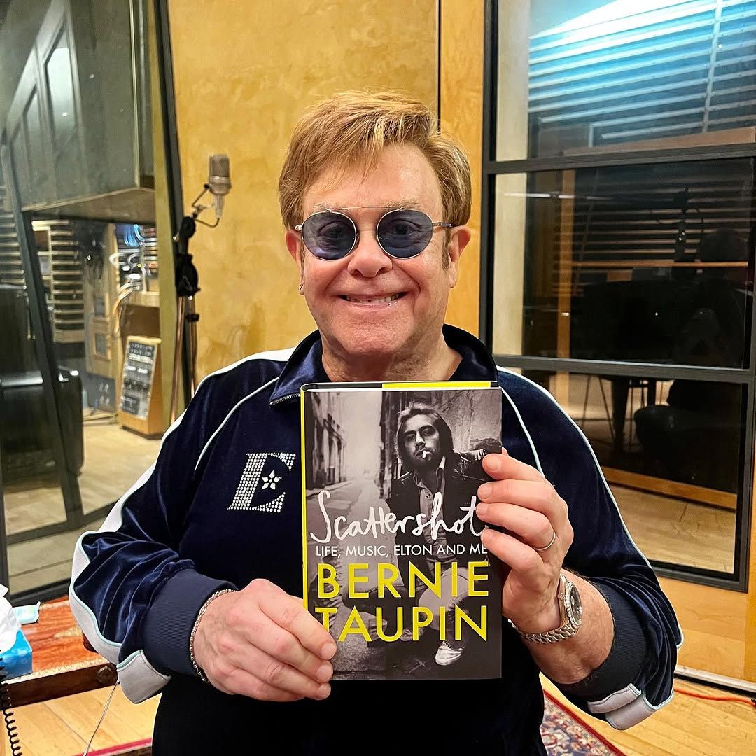 Η όραση του Elton John επιδεινώνεται - Ο νέος τρόπος που υπογράφει αυτόγραφα